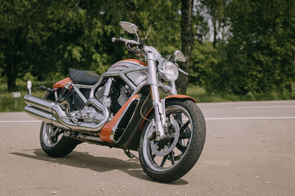 Test używanego Harley-Davidson V-Rod VRSCR Street Rod - Obraz 18