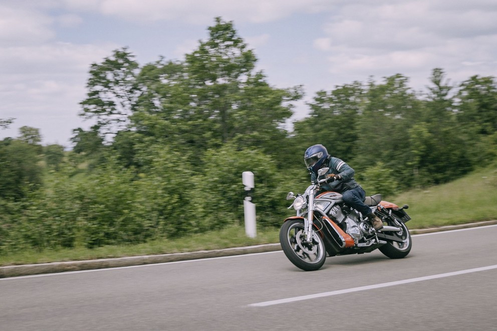 Prueba de uso de la Harley-Davidson V-Rod VRSCR Street Rod - Imagen 37