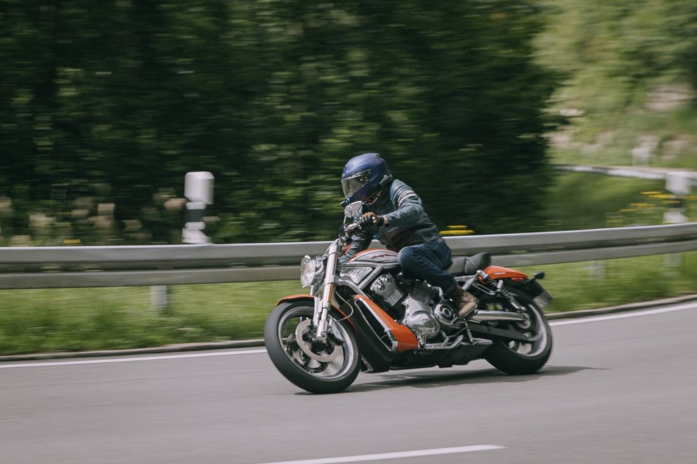 Harley-Davidson V-Rod VRSCR Street Rod test polovnog motocikla - Слика 25