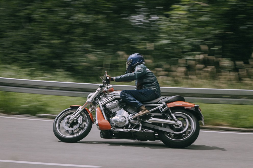 Test ojetého motocyklu Harley-Davidson V-Rod VRSCR Street Rod - Obrázek 29