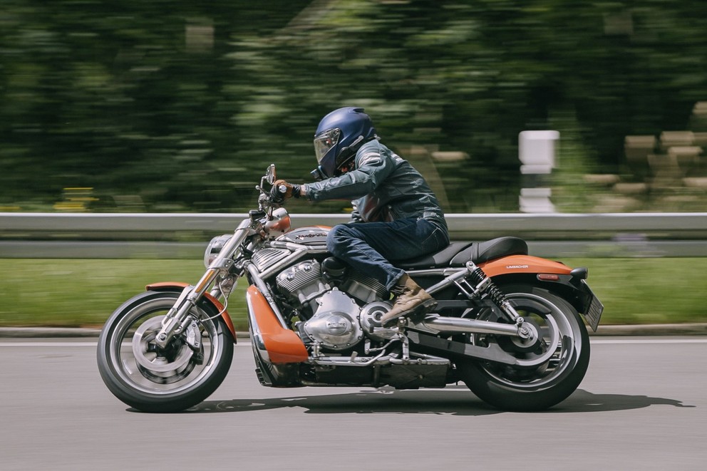 Test ojetého motocyklu Harley-Davidson V-Rod VRSCR Street Rod - Obrázek 7