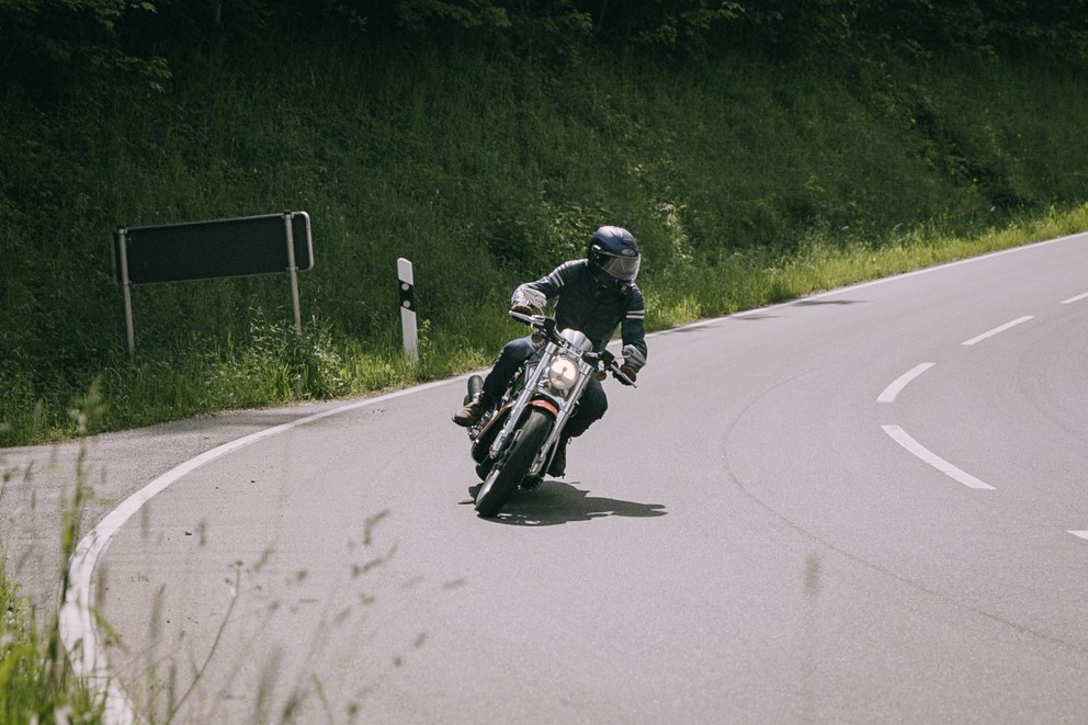 Test ojetého motocyklu Harley-Davidson V-Rod VRSCR Street Rod - Obrázek 39