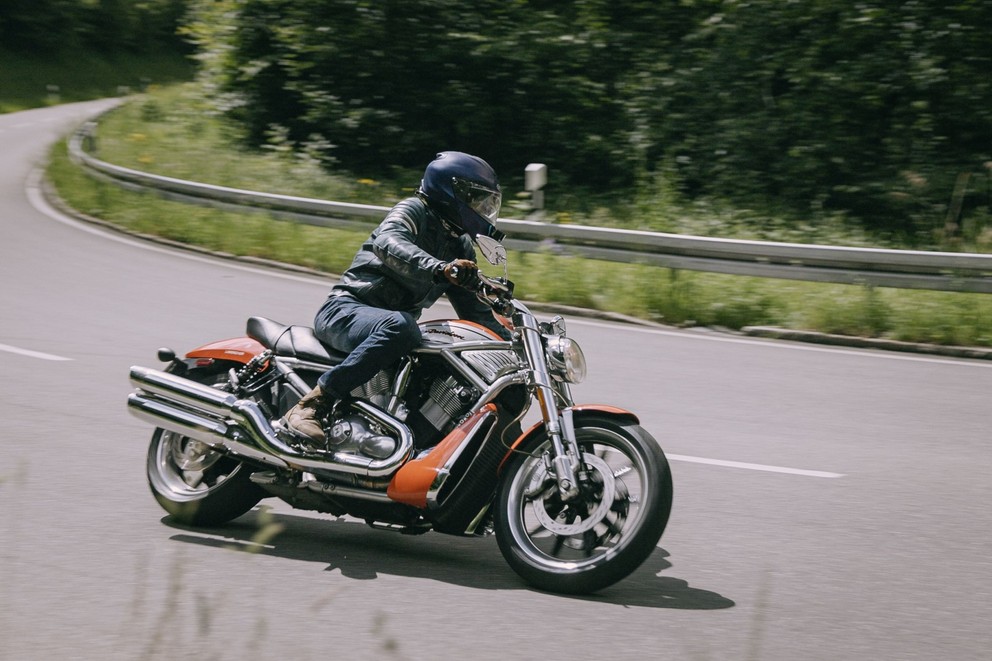 Test ojetého motocyklu Harley-Davidson V-Rod VRSCR Street Rod - Obrázek 27