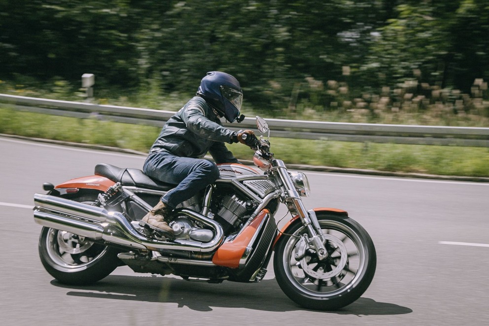 Test ojetého motocyklu Harley-Davidson V-Rod VRSCR Street Rod - Obrázek 2