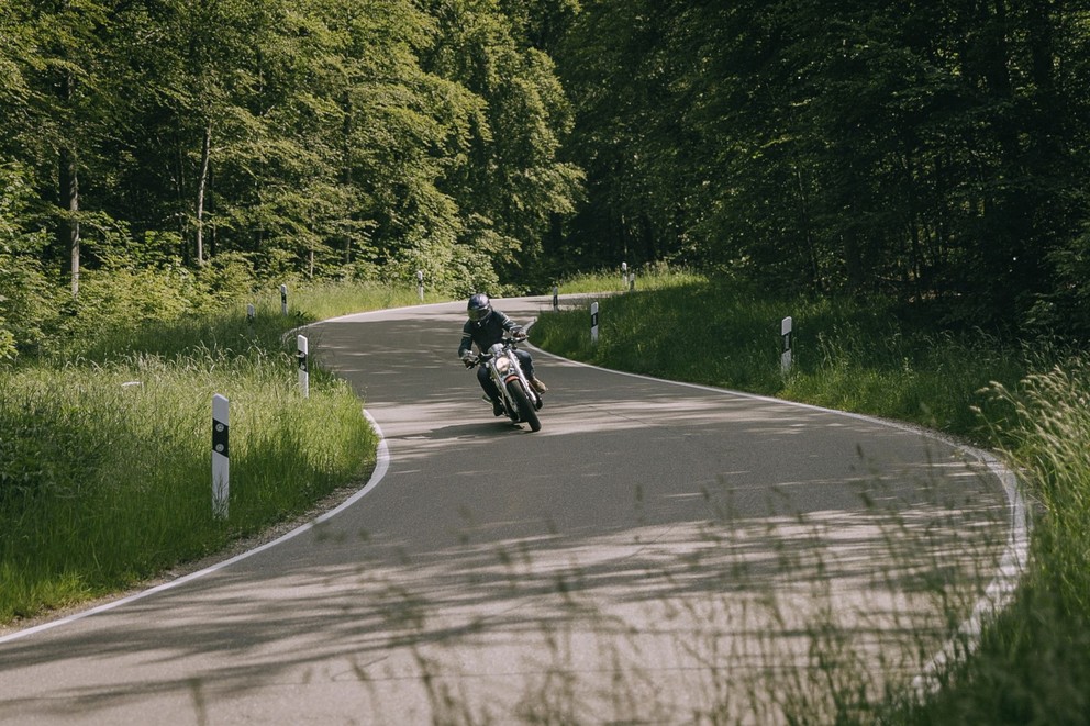 Test używanego Harley-Davidson V-Rod VRSCR Street Rod - Obraz 14