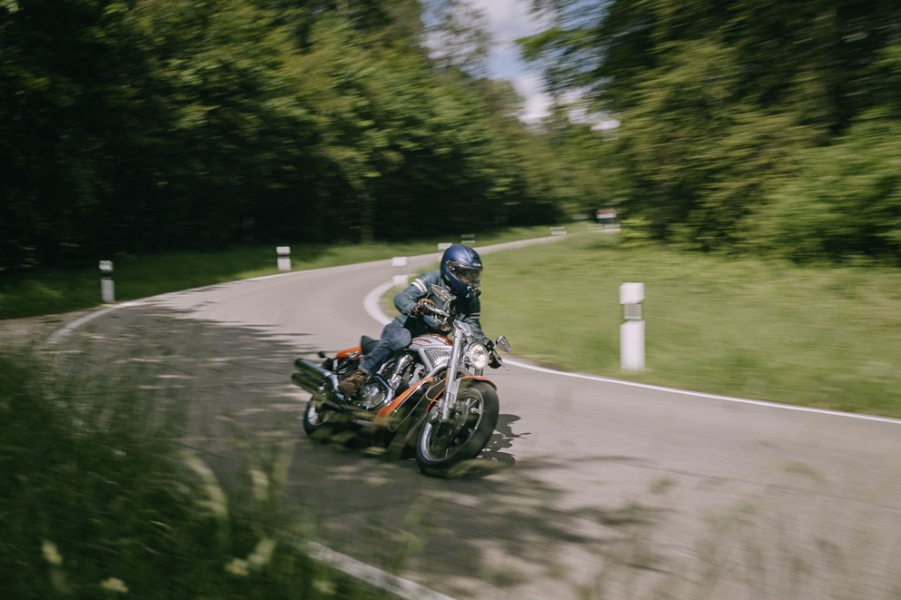 Test ojetého motocyklu Harley-Davidson V-Rod VRSCR Street Rod - Obrázek 22