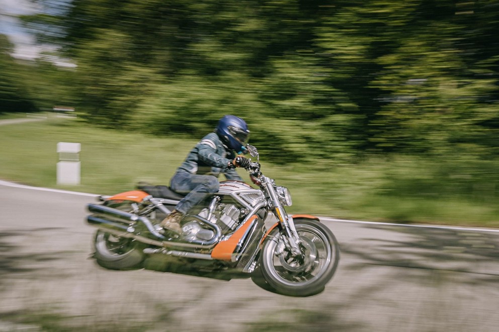 Prueba de uso de la Harley-Davidson V-Rod VRSCR Street Rod - Imagen 41