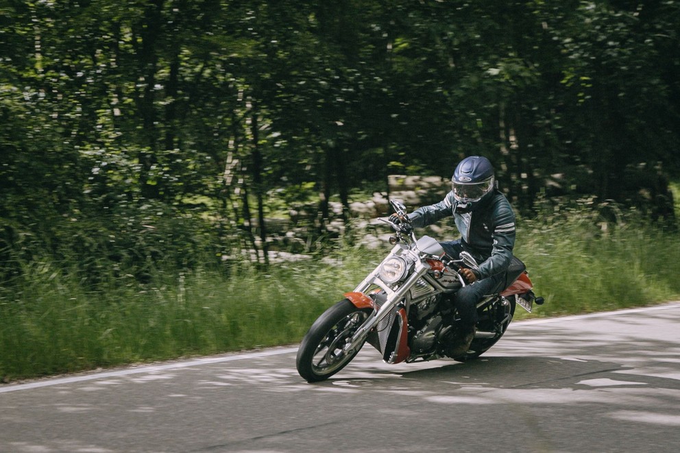 Test ojetého motocyklu Harley-Davidson V-Rod VRSCR Street Rod - Obrázek 33