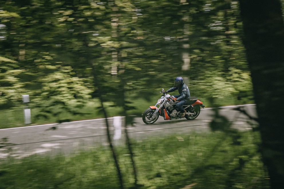 Test ojetého motocyklu Harley-Davidson V-Rod VRSCR Street Rod - Obrázek 9