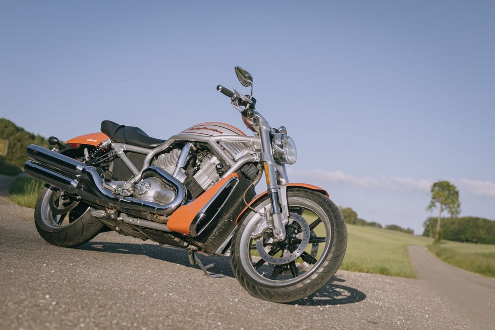 Harley-Davidson V-Rod VRSCR Street Rod Used Test - Image 38