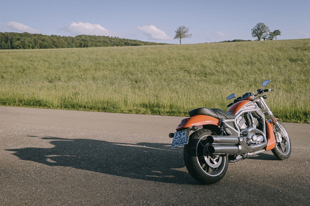 Test ojetého motocyklu Harley-Davidson V-Rod VRSCR Street Rod - Obrázek 32