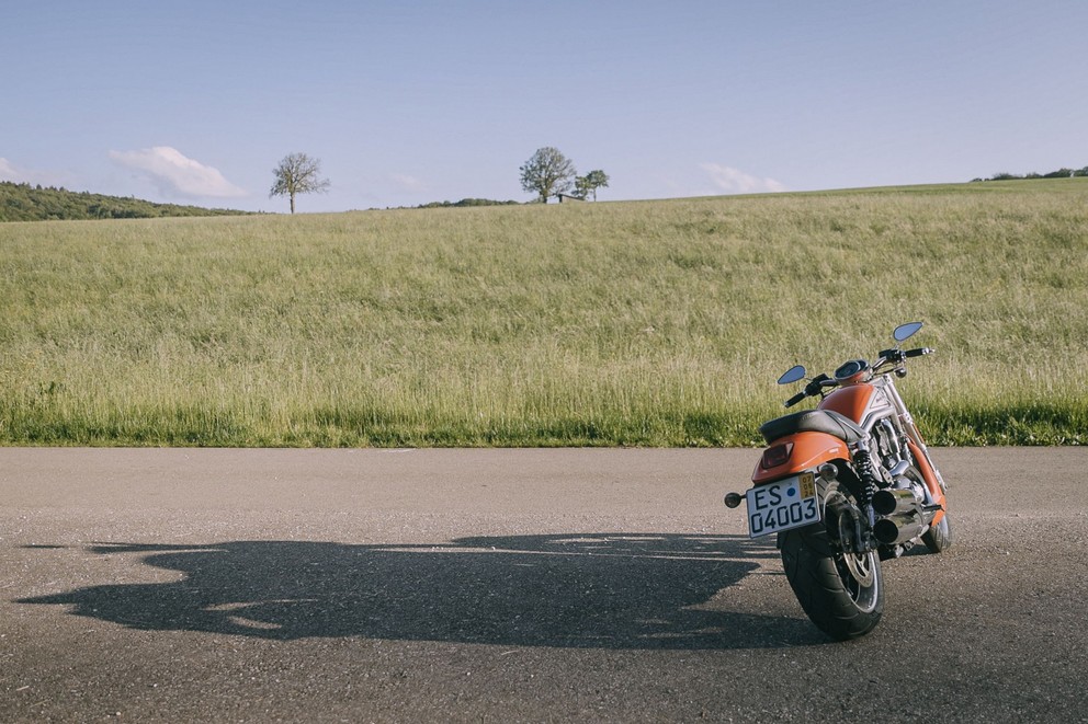 Test ojetého motocyklu Harley-Davidson V-Rod VRSCR Street Rod - Obrázek 15