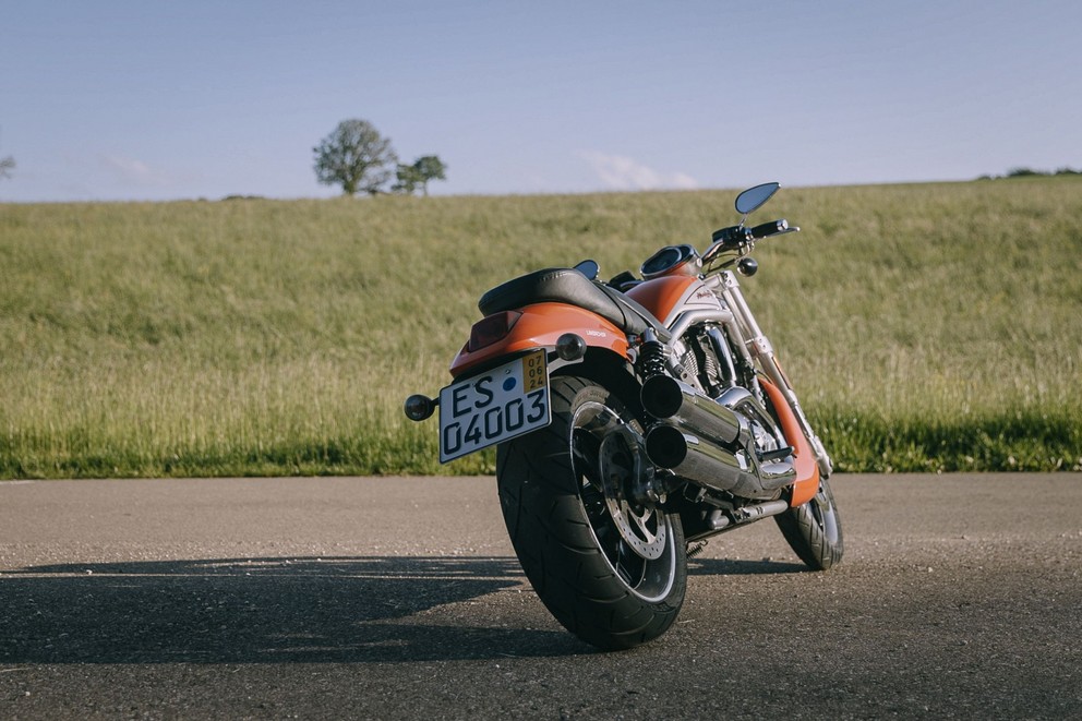 Test ojetého motocyklu Harley-Davidson V-Rod VRSCR Street Rod - Obrázek 43