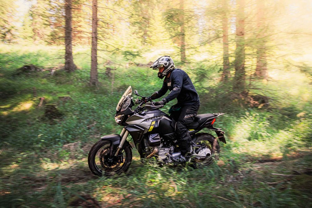 Moto Guzzi Stelvio i 1000PS terrängtest 2024 - Bild 24