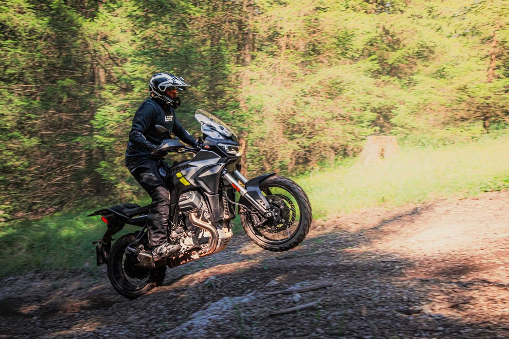 Moto Guzzi Stelvio dans le test off-road 1000PS 2024 - Image 21