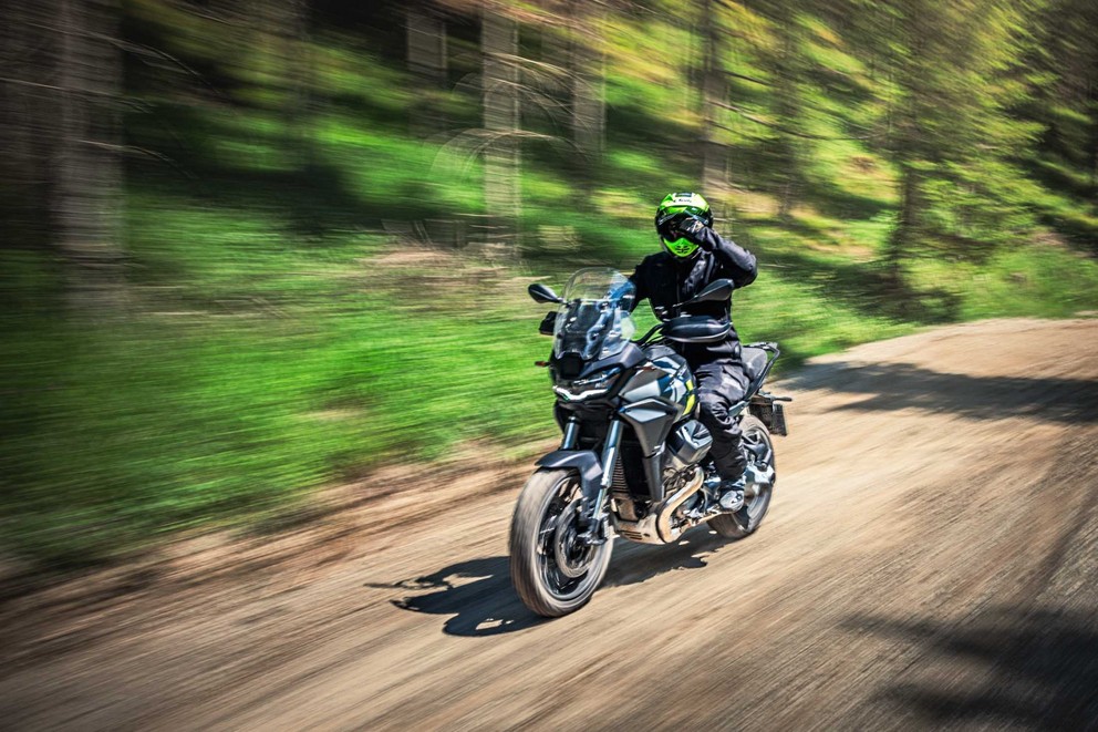 Moto Guzzi Stelvio dans le test off-road 1000PS 2024 - Image 42