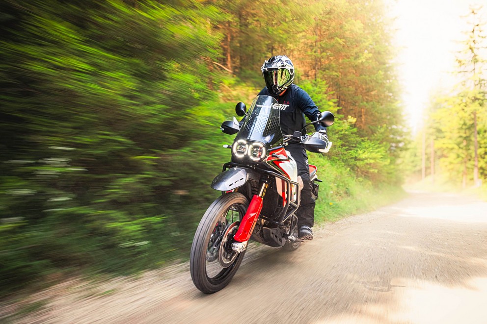 Grand comparatif et test 2024 des motos d’aventure de 21 pouces en tout-terrain - Image 21