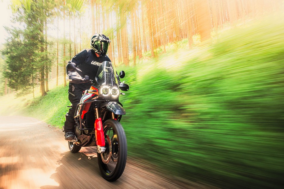 Grand comparatif et test 2024 des motos d’aventure de 21 pouces en tout-terrain - Image 37