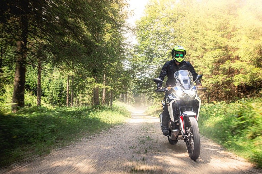 Grand comparatif et test 2024 des motos d’aventure de 21 pouces en tout-terrain - Image 58