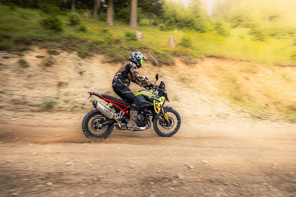 Grand comparatif et test 2024 des motos d’aventure de 21 pouces en tout-terrain - Image 67