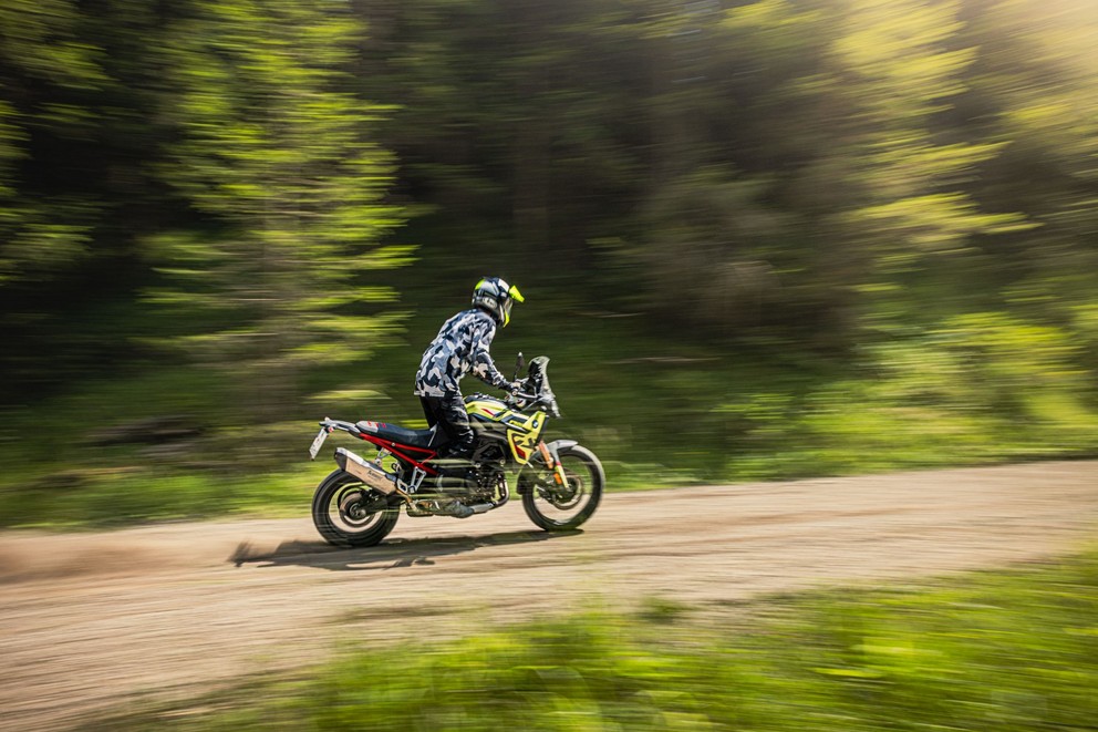 Grand comparatif et test 2024 des motos d’aventure de 21 pouces en tout-terrain - Image 12