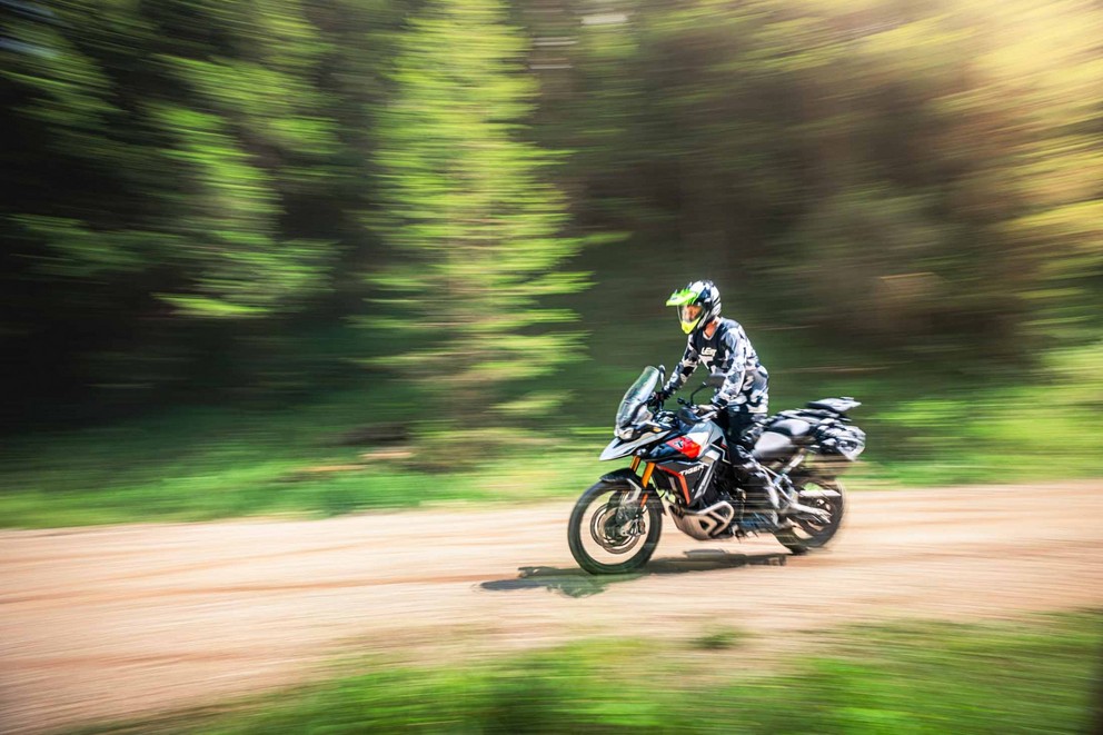 Grand comparatif et test 2024 des motos d’aventure de 21 pouces en tout-terrain - Image 210