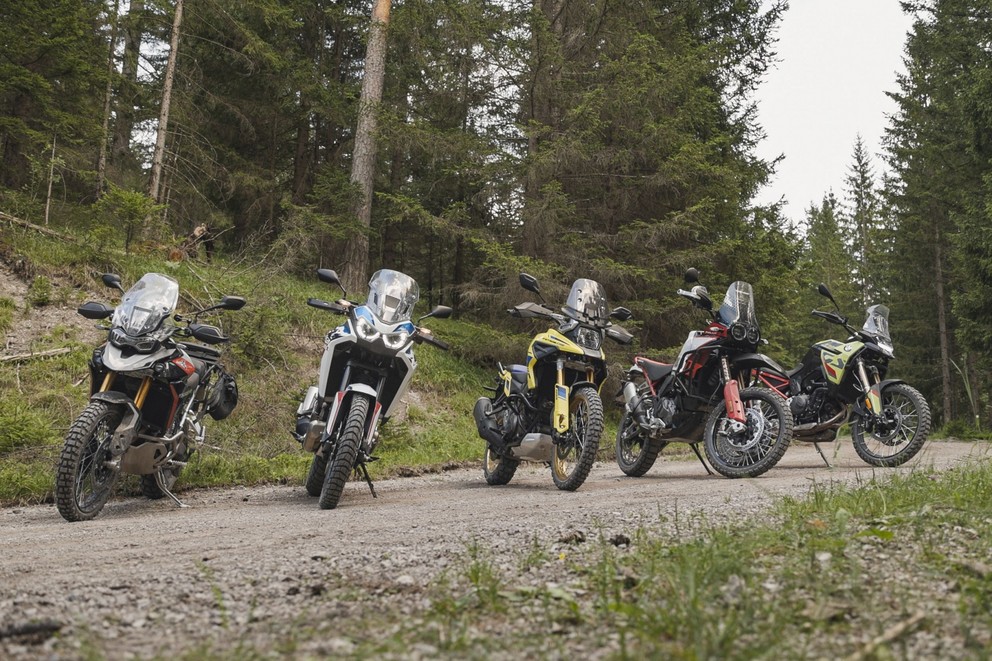 Grand comparatif et test 2024 des motos d’aventure de 21 pouces en tout-terrain - Image 2