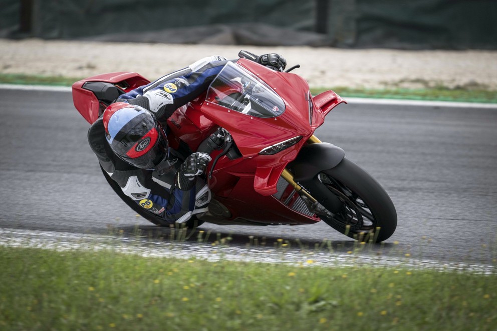 Prueba de la Ducati Panigale V4 S 2025 - Imagen 34