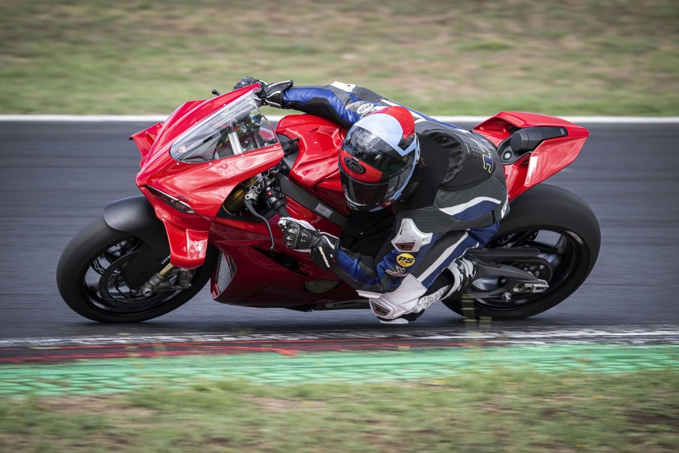 Prueba de la Ducati Panigale V4 S 2025 - Imagen 36