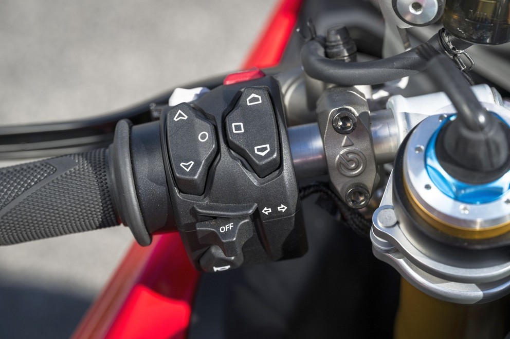 Prueba de la Ducati Panigale V4 S 2025 - Imagen 77