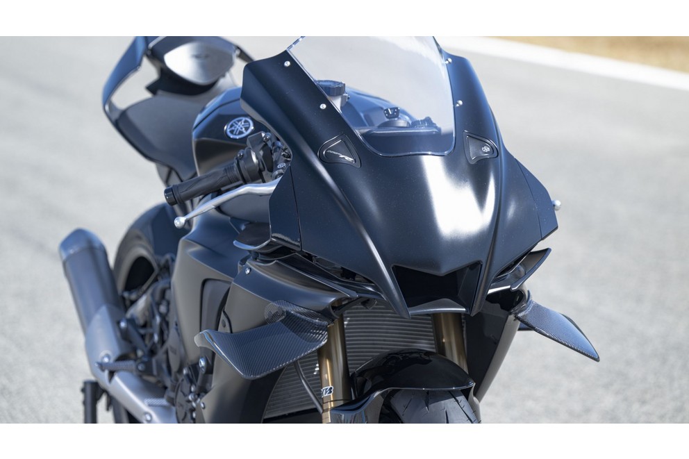 Yamaha R1 RACE 2025 - Image 9