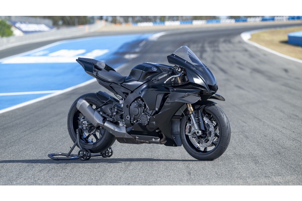 Yamaha R1 RACE 2025 - Slika 16