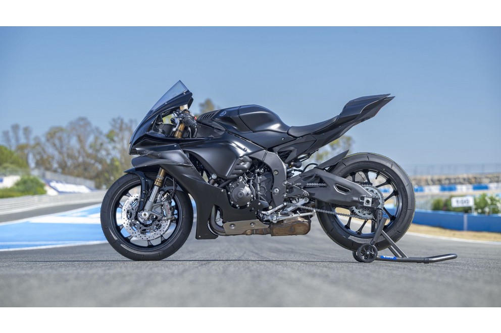 Yamaha R1 RACE 2025 - Image 17